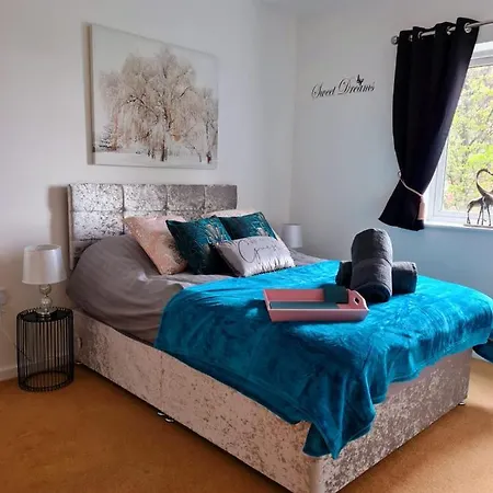 Emerald Blossom-Central Warrington, Luxurious Yet Homely, Wifi, Secure Parking Exterior photo