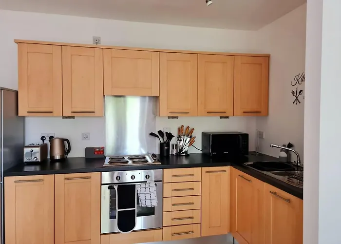 Emerald Blossom-Central Warrington, Luxurious Yet Homely, Wifi, Secure Parking