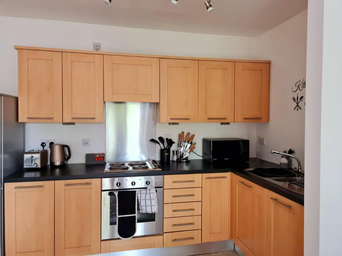 Emerald Blossom-central Warrington, Luxurious Yet Homely, Wifi, Secure Parking Apartment *
