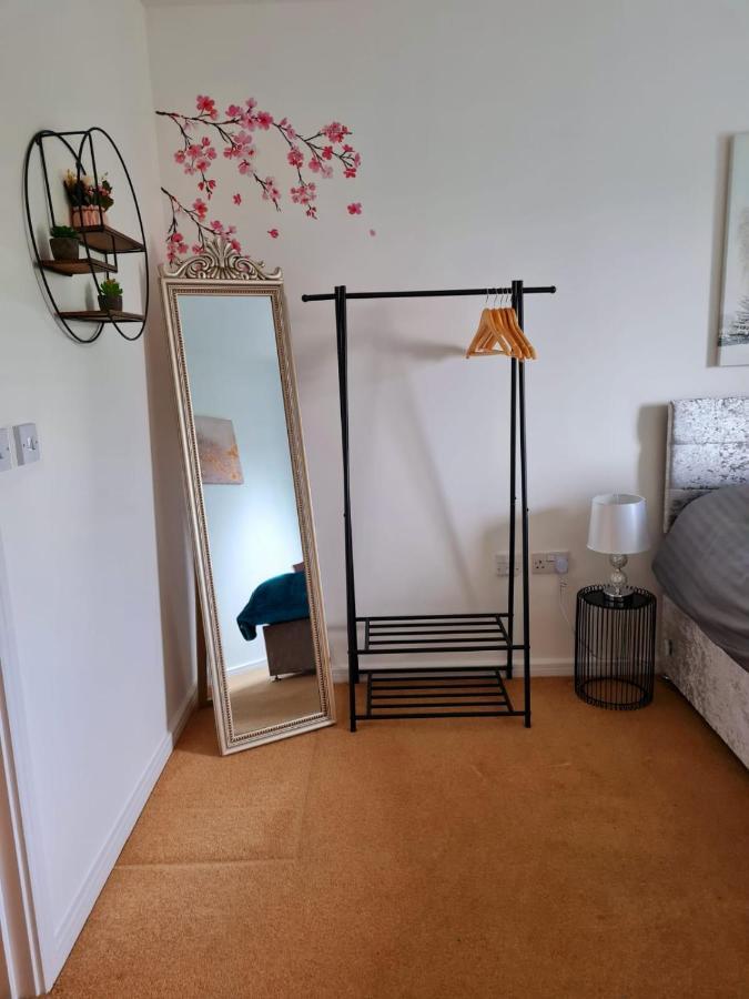 Apartment Emerald Blossom-central Warrington, Luxurious Yet Homely, Wifi, Secure Parking *