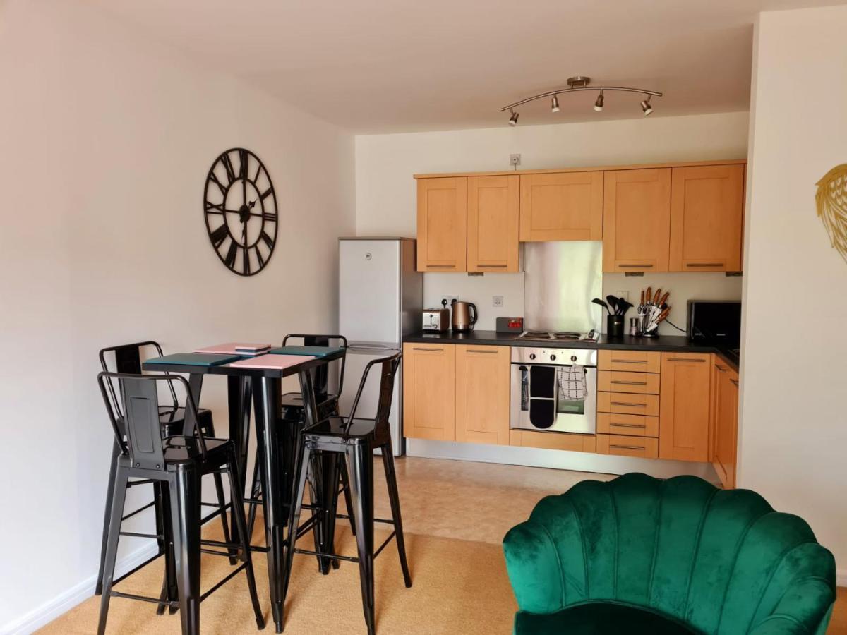 Emerald Blossom-central Warrington, Luxurious Yet Homely, Wifi, Secure Parking Apartment *