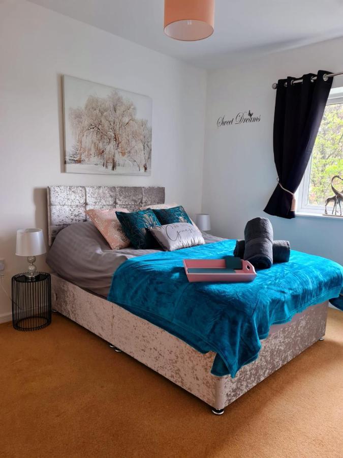 Emerald Blossom-central Warrington, Luxurious Yet Homely, Wifi, Secure Parking Apartment Warrington