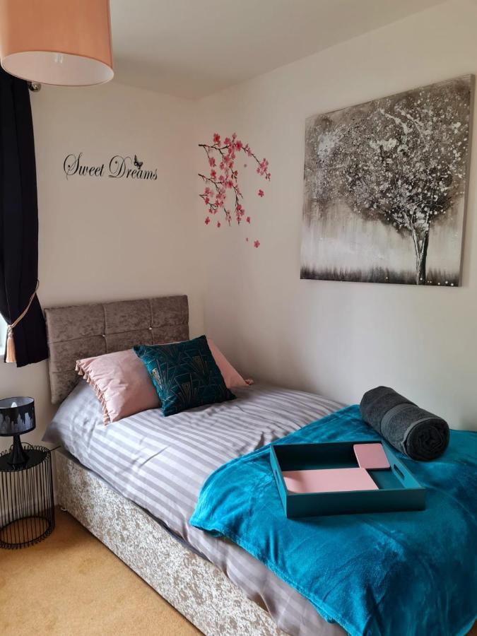 Emerald Blossom-central Warrington, Luxurious Yet Homely, Wifi, Secure Parking Apartment Warrington