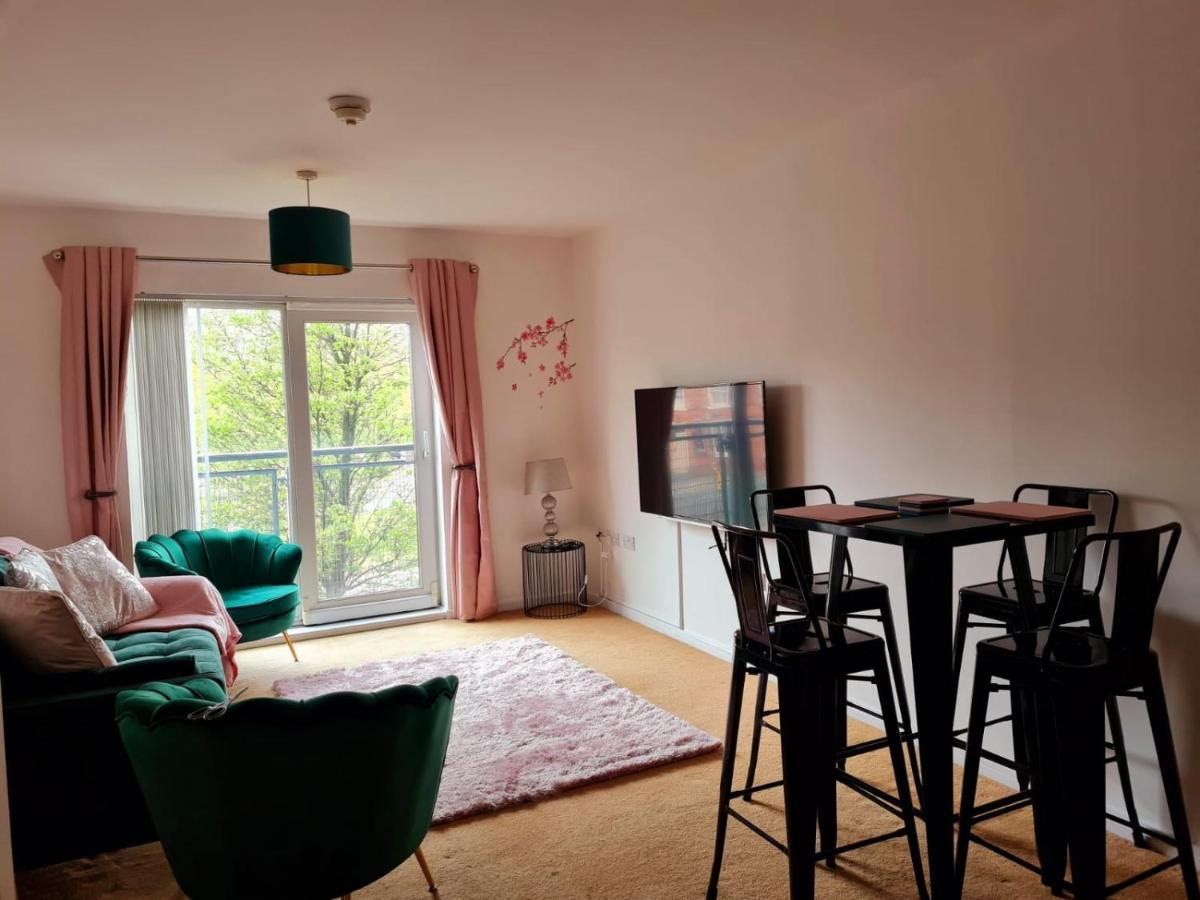 Emerald Blossom-central Warrington, Luxurious Yet Homely, Wifi, Secure Parking Apartment