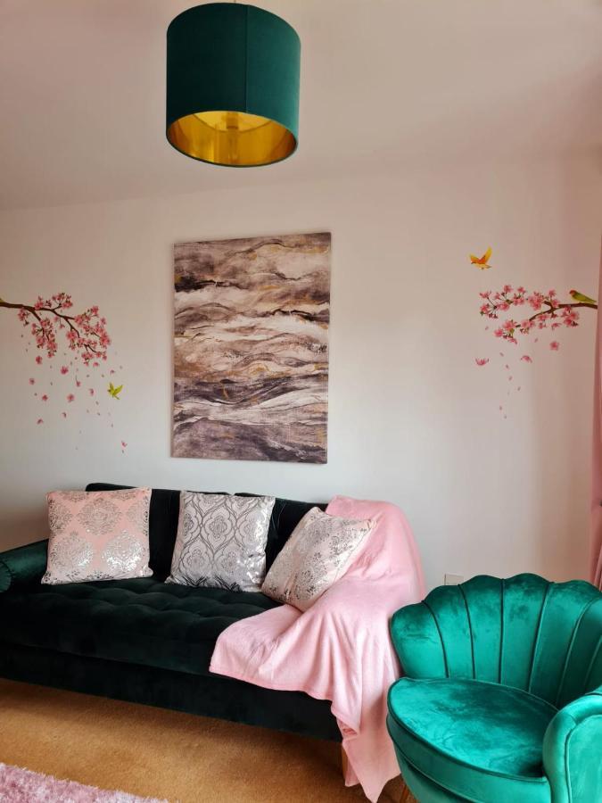 Emerald Blossom-central Warrington, Luxurious Yet Homely, Wifi, Secure Parking Apartment *