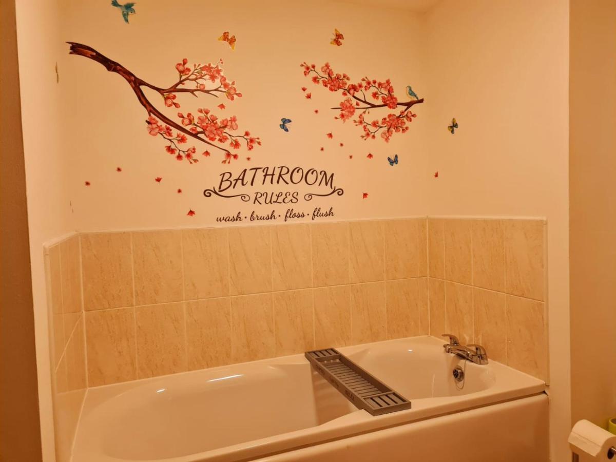 Apartment Emerald Blossom-central Warrington, Luxurious Yet Homely, Wifi, Secure Parking *