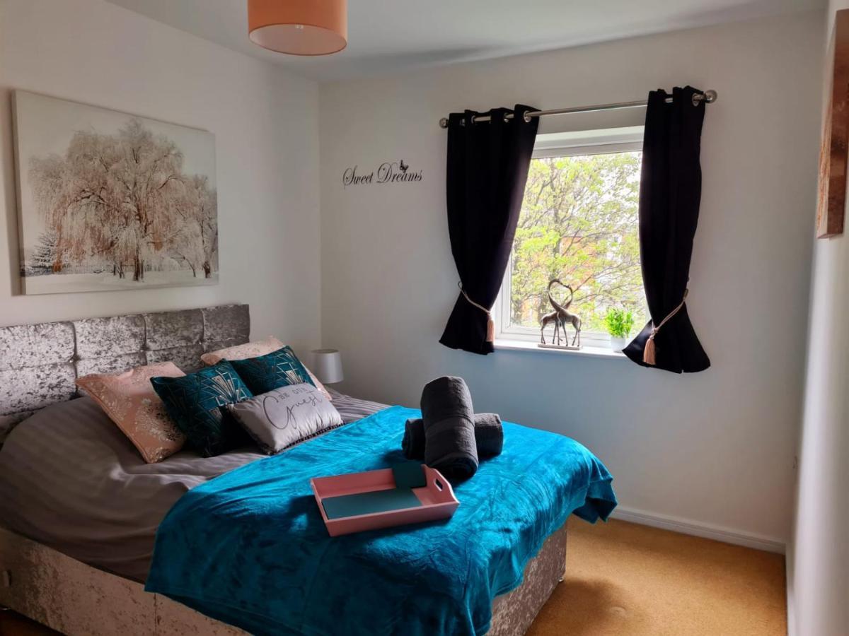 Emerald Blossom-central Warrington, Luxurious Yet Homely, Wifi, Secure Parking Apartment