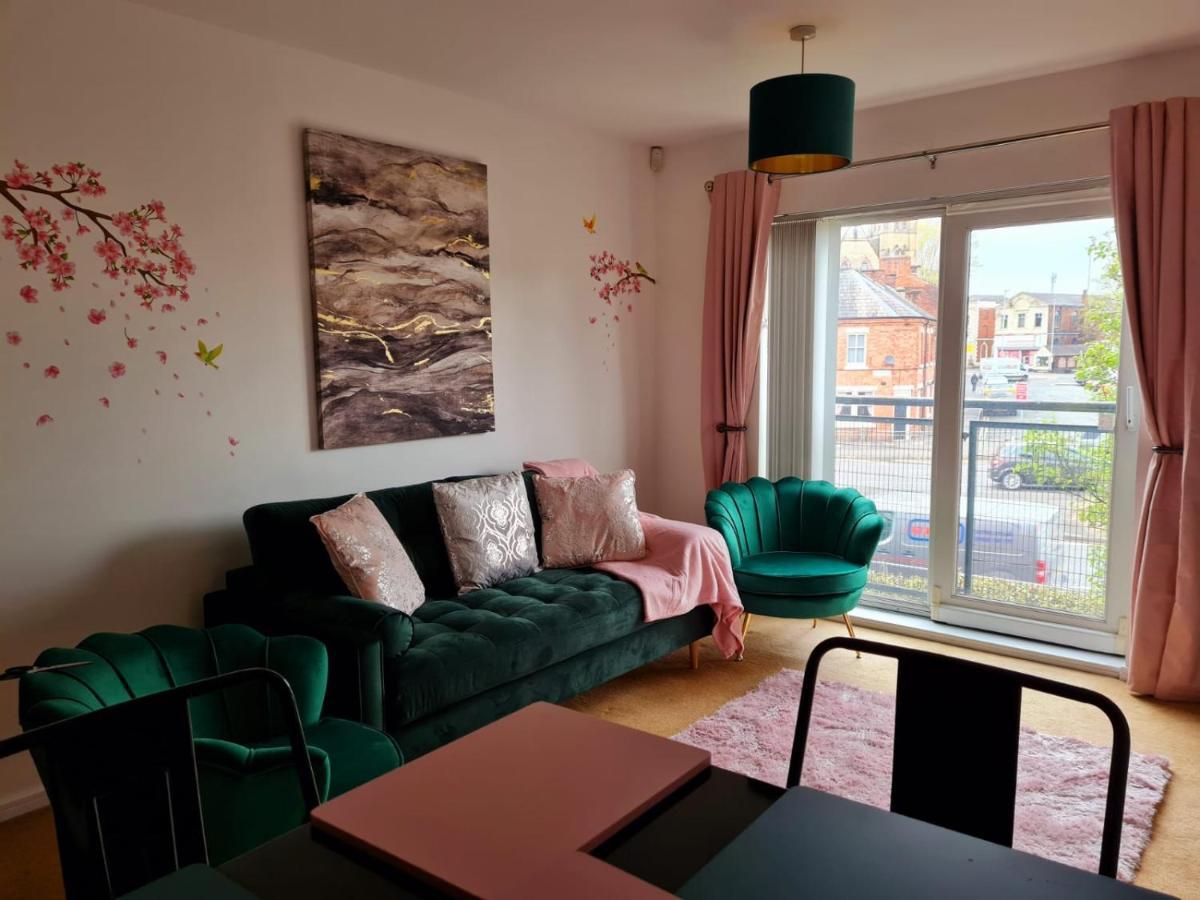 Emerald Blossom-central Warrington, Luxurious Yet Homely, Wifi, Secure Parking Apartment *