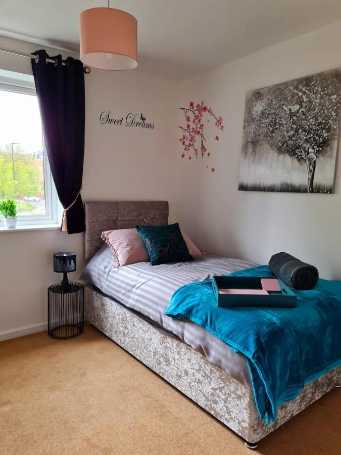 Apartment Emerald Blossom-central Warrington, Luxurious Yet Homely, Wifi, Secure Parking